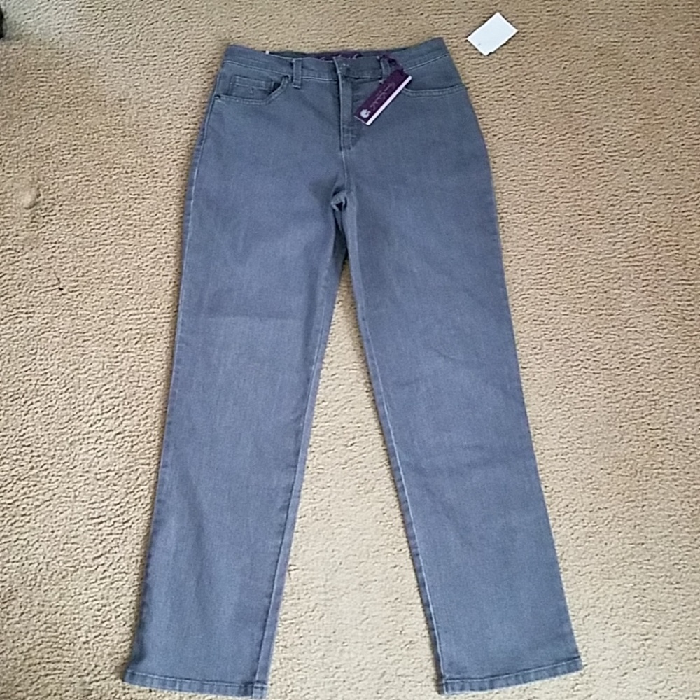 NWTS GLORIA VANDERBILT SLIMMING JEANS. SIZE 6.